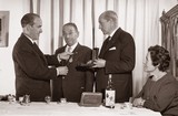 <div class=lightGallery-captions><p>Escolástico Zaldivar recibe Medalla al Mérito en el Trabajo</p><p>El vicepresidente de la Junta Directiva de La Fraternidad, Jesús Antón, entrega la medalla junto al Presidente de la Federación de Montepíos, señor Manzanares</p><h4>Material cedido por 275 - FRATERNIDAD - MUPRESPA</h4><span>1954</span></div>
